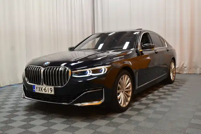 Musta Sedan, BMW 745 – YXK-619