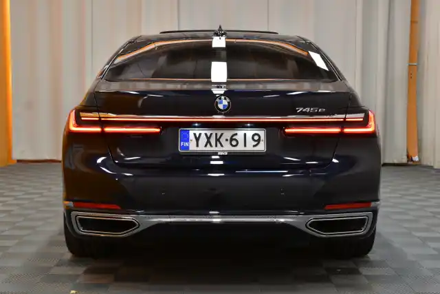 Musta Sedan, BMW 745 – YXK-619