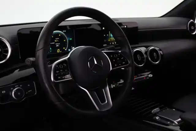 Musta Sedan, Mercedes-Benz A – YXL-213