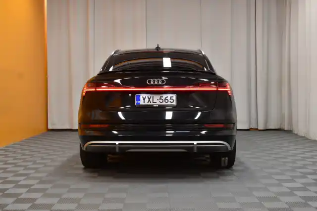 Musta Viistoperä, Audi e-tron – YXL-565