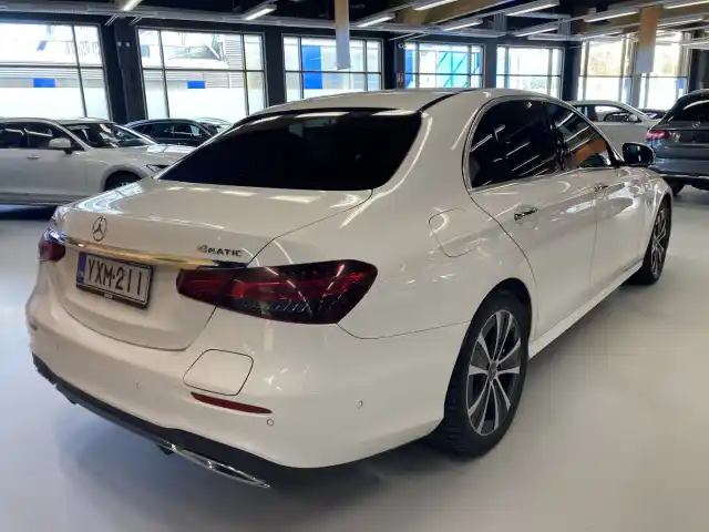 Valkoinen Sedan, Mercedes-Benz E – YXM-211