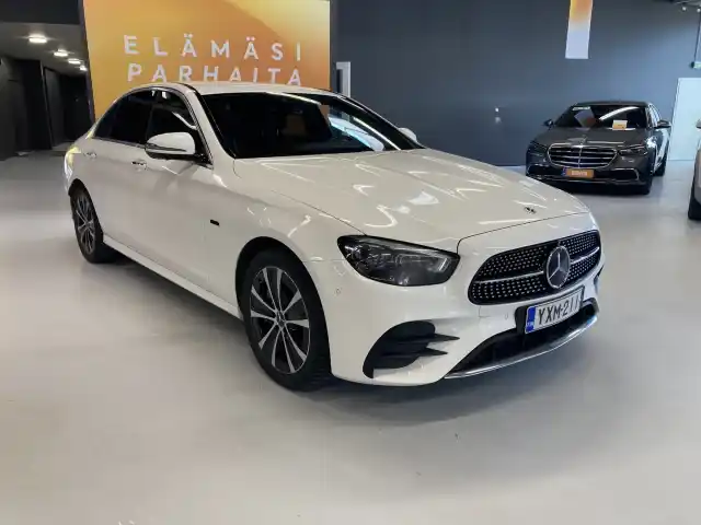 Valkoinen Sedan, Mercedes-Benz E – YXM-211