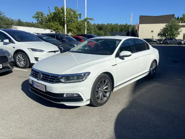 Valkoinen Sedan, Volkswagen Passat – YXM-605