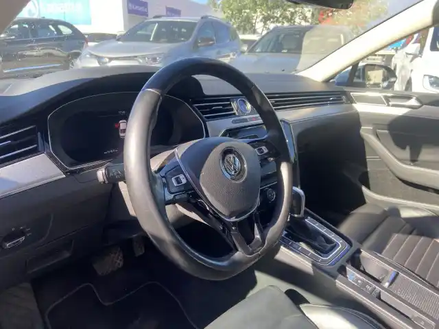 Valkoinen Sedan, Volkswagen Passat – YXM-605