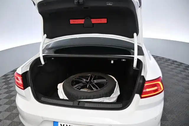 Valkoinen Sedan, Volkswagen Passat – YXM-605