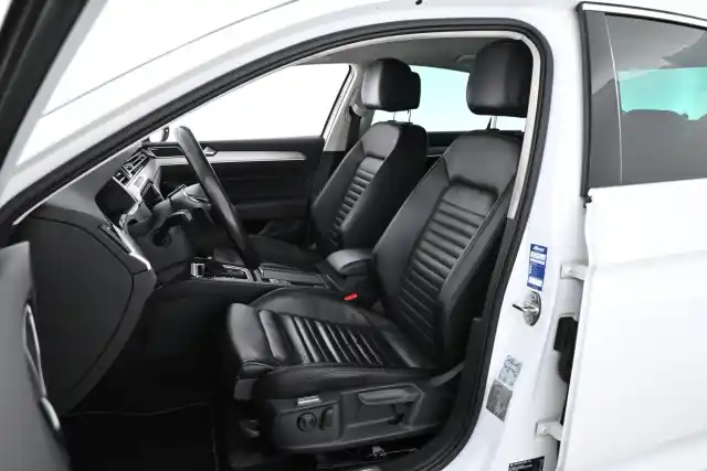 Valkoinen Sedan, Volkswagen Passat – YXM-605
