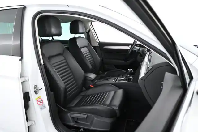 Valkoinen Sedan, Volkswagen Passat – YXM-605