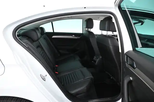 Valkoinen Sedan, Volkswagen Passat – YXM-605