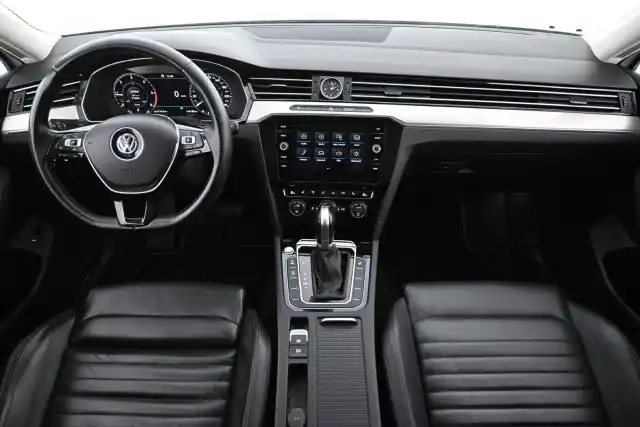 Valkoinen Sedan, Volkswagen Passat – YXM-605