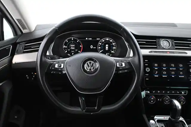 Valkoinen Sedan, Volkswagen Passat – YXM-605