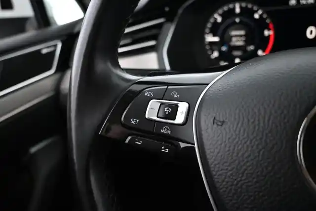 Valkoinen Sedan, Volkswagen Passat – YXM-605
