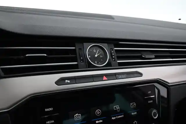Valkoinen Sedan, Volkswagen Passat – YXM-605