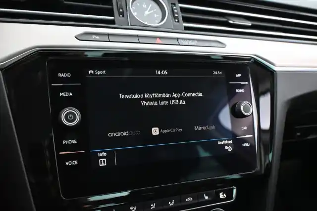 Valkoinen Sedan, Volkswagen Passat – YXM-605