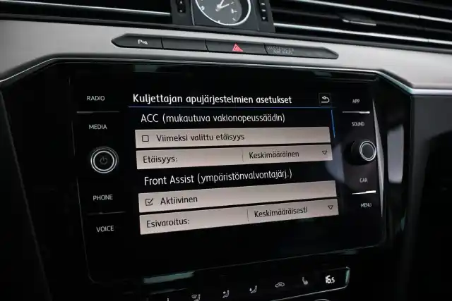 Valkoinen Sedan, Volkswagen Passat – YXM-605