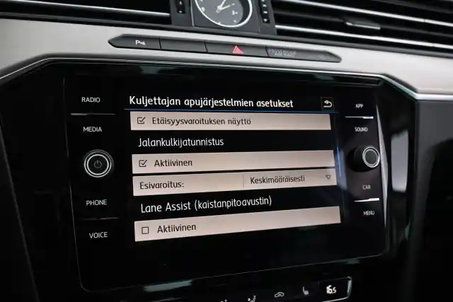 Valkoinen Sedan, Volkswagen Passat – YXM-605