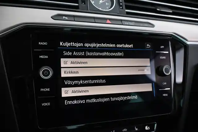 Valkoinen Sedan, Volkswagen Passat – YXM-605