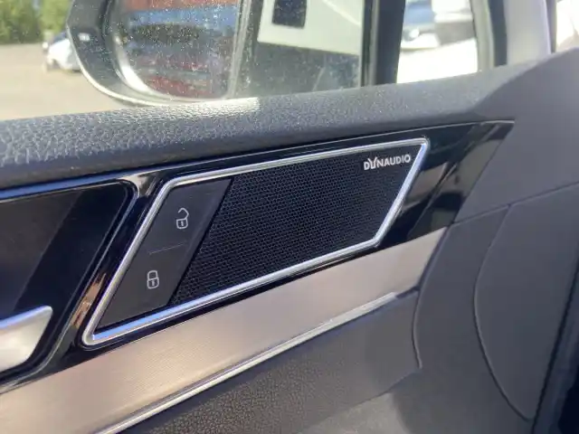 Valkoinen Sedan, Volkswagen Passat – YXM-605