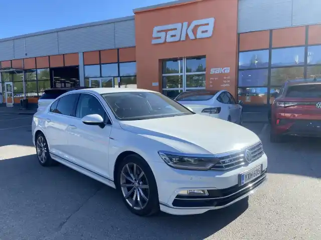 Valkoinen Sedan, Volkswagen Passat – YXM-605
