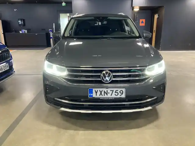 Harmaa Maastoauto, Volkswagen Tiguan – YXN-759