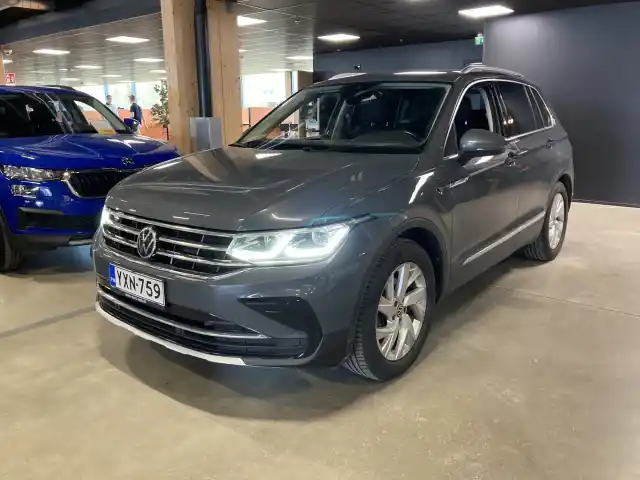 Harmaa Maastoauto, Volkswagen Tiguan – YXN-759