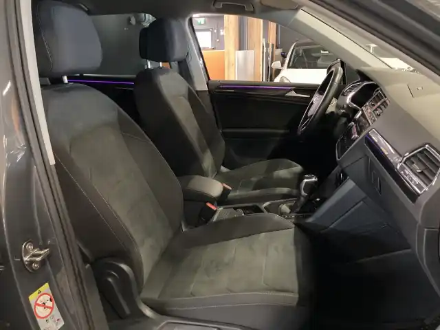 Harmaa Maastoauto, Volkswagen Tiguan – YXN-759