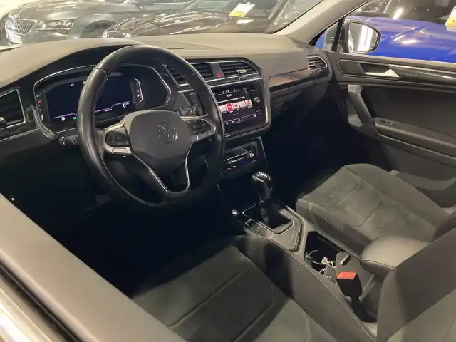 Harmaa Maastoauto, Volkswagen Tiguan – YXN-759