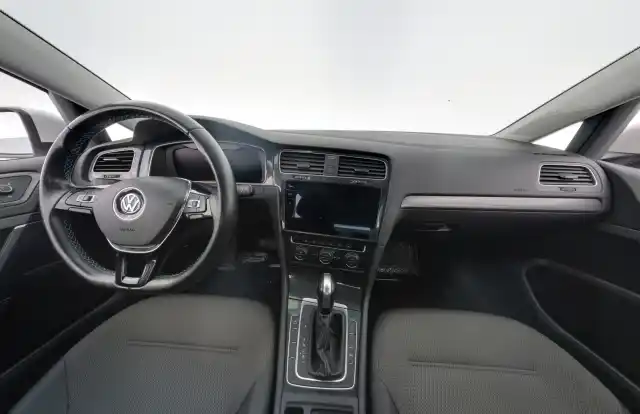 Valkoinen Viistoperä, Volkswagen Golf – YXO-276