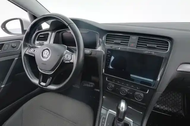 Valkoinen Viistoperä, Volkswagen Golf – YXO-276