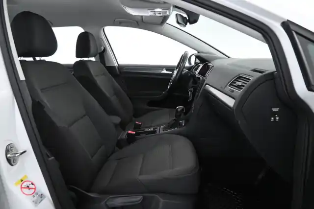 Valkoinen Viistoperä, Volkswagen Golf – YXO-276