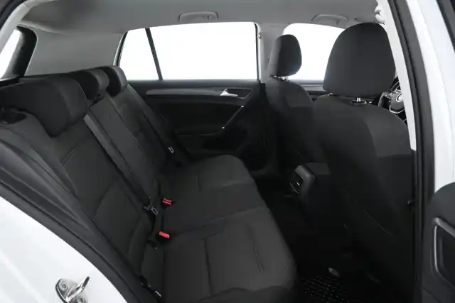 Valkoinen Viistoperä, Volkswagen Golf – YXO-276