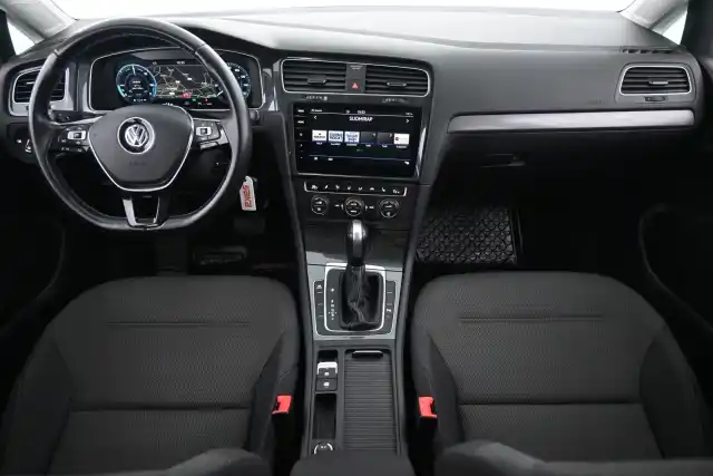 Valkoinen Viistoperä, Volkswagen Golf – YXO-276