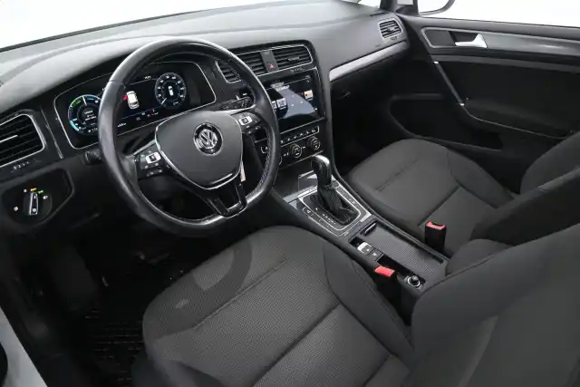 Valkoinen Viistoperä, Volkswagen Golf – YXO-276