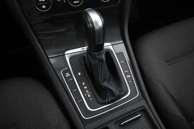 Valkoinen Viistoperä, Volkswagen Golf – YXO-276