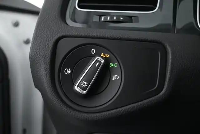 Valkoinen Viistoperä, Volkswagen Golf – YXO-276