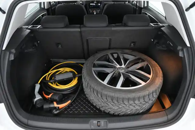 Valkoinen Viistoperä, Volkswagen Golf – YXO-276