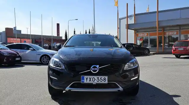 Musta Farmari, Volvo V60 Cross Country – YXO-358