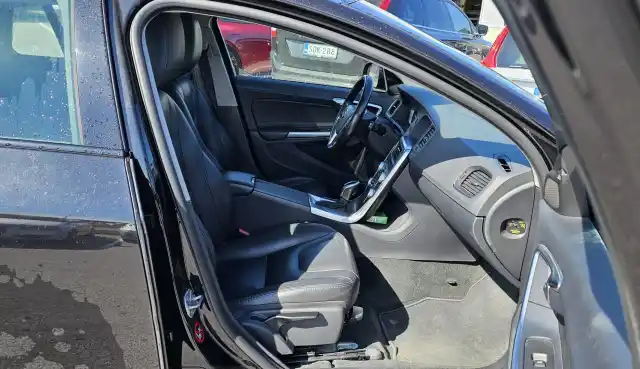 Musta Farmari, Volvo V60 Cross Country – YXO-358