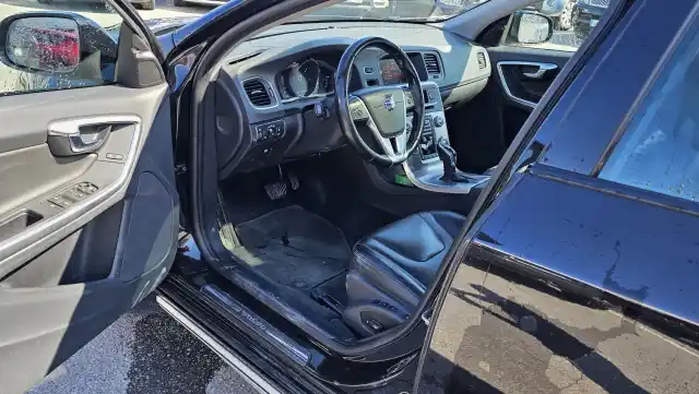 Musta Farmari, Volvo V60 Cross Country – YXO-358