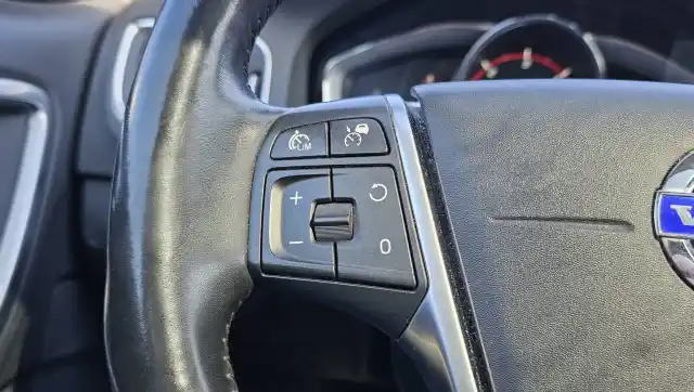 Musta Farmari, Volvo V60 Cross Country – YXO-358