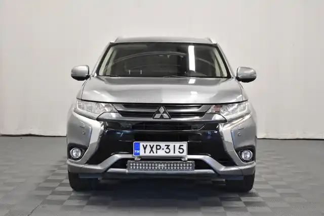 Harmaa Maastoauto, Mitsubishi Outlander – YXP-315