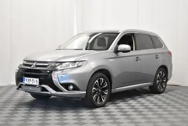 Harmaa Maastoauto, Mitsubishi Outlander – YXP-315