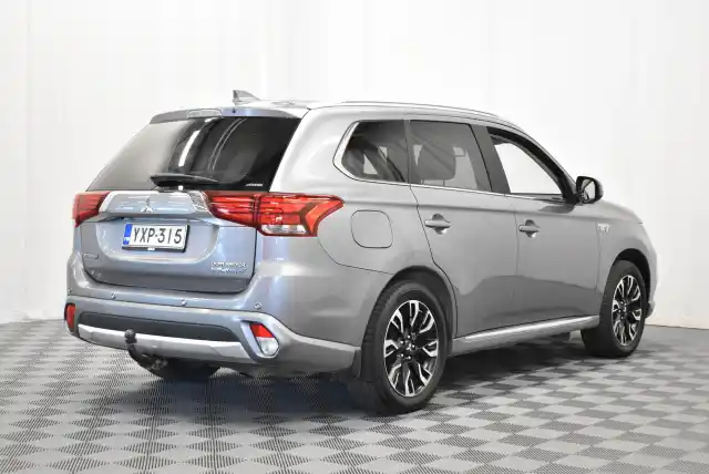 Harmaa Maastoauto, Mitsubishi Outlander – YXP-315