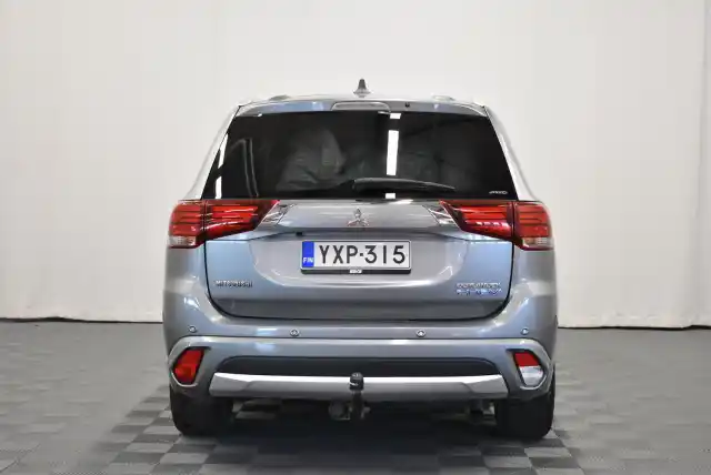 Harmaa Maastoauto, Mitsubishi Outlander – YXP-315