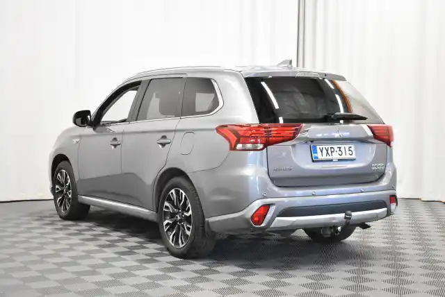 Harmaa Maastoauto, Mitsubishi Outlander – YXP-315