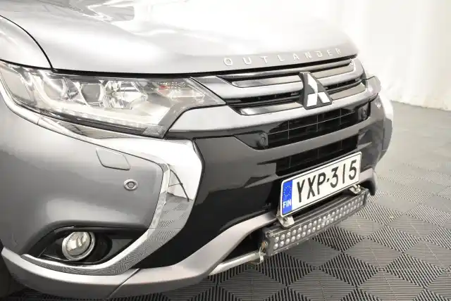 Harmaa Maastoauto, Mitsubishi Outlander – YXP-315