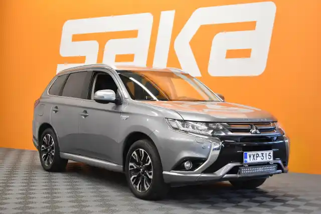 Harmaa Maastoauto, Mitsubishi Outlander – YXP-315