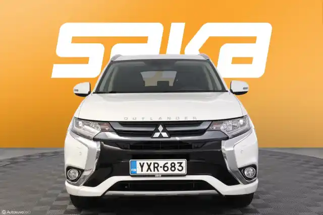 Valkoinen Maastoauto, Mitsubishi Outlander – YXR-683