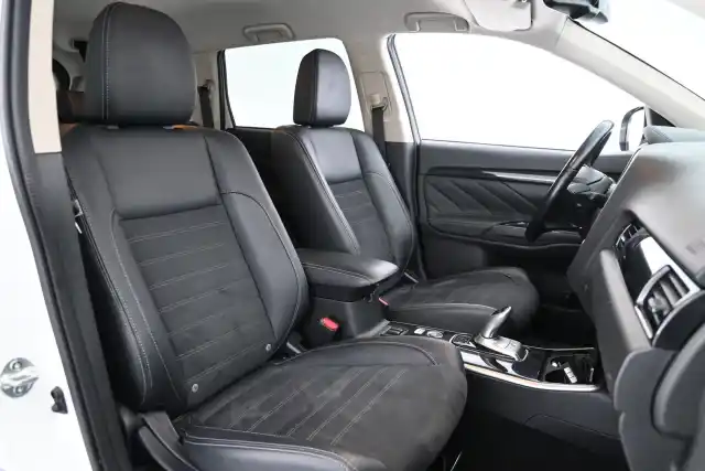 Valkoinen Maastoauto, Mitsubishi Outlander – YXR-683