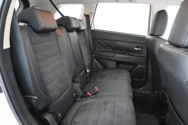 Valkoinen Maastoauto, Mitsubishi Outlander – YXR-683