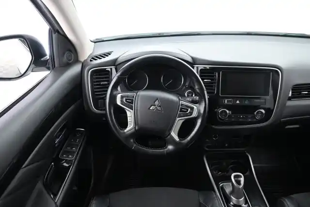 Valkoinen Maastoauto, Mitsubishi Outlander – YXR-683